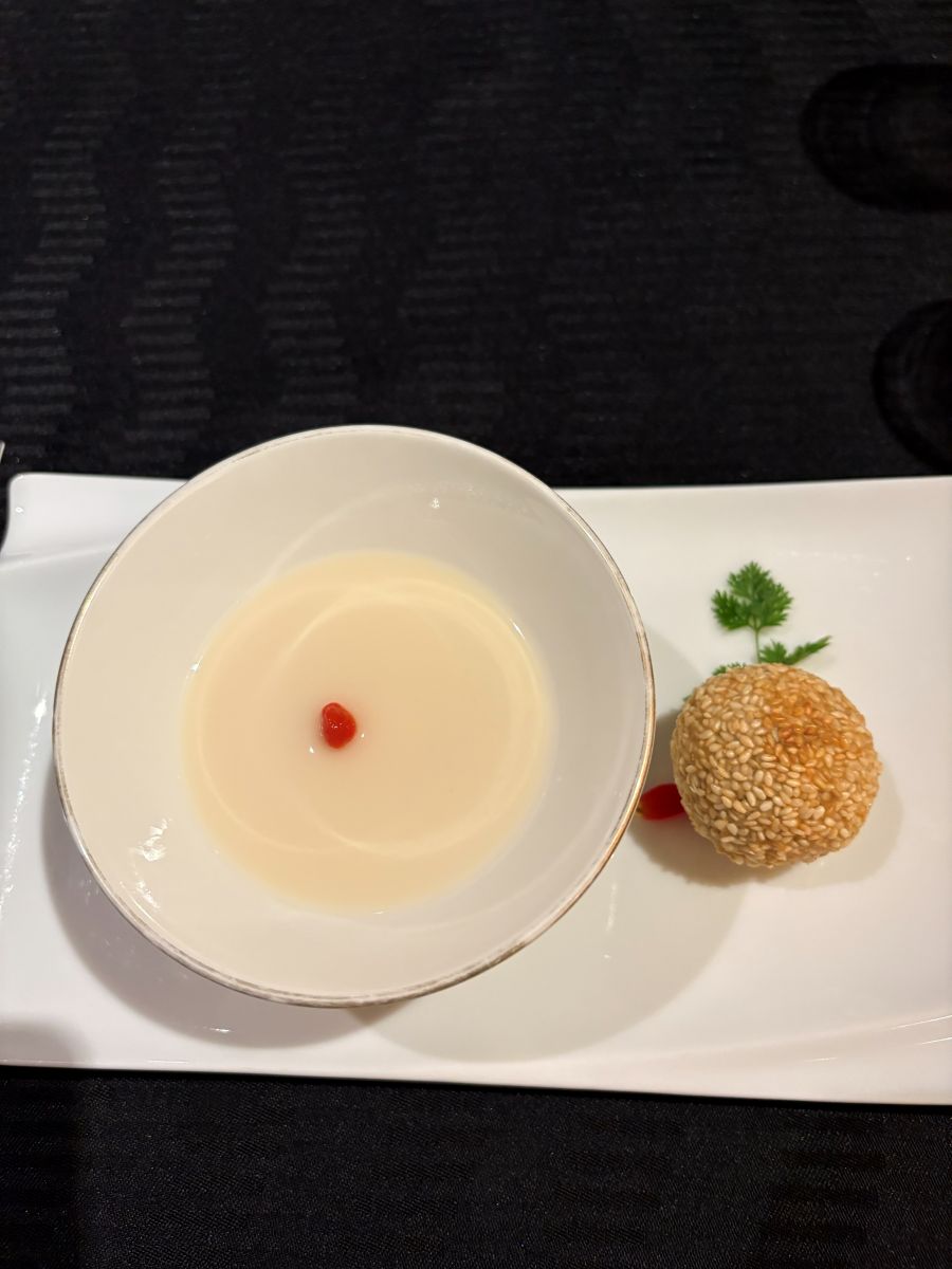 コース「朱雀」のデザート「正式杏仁豆腐・小菓子」。杏仁豆腐とごま団子(筆者撮影)