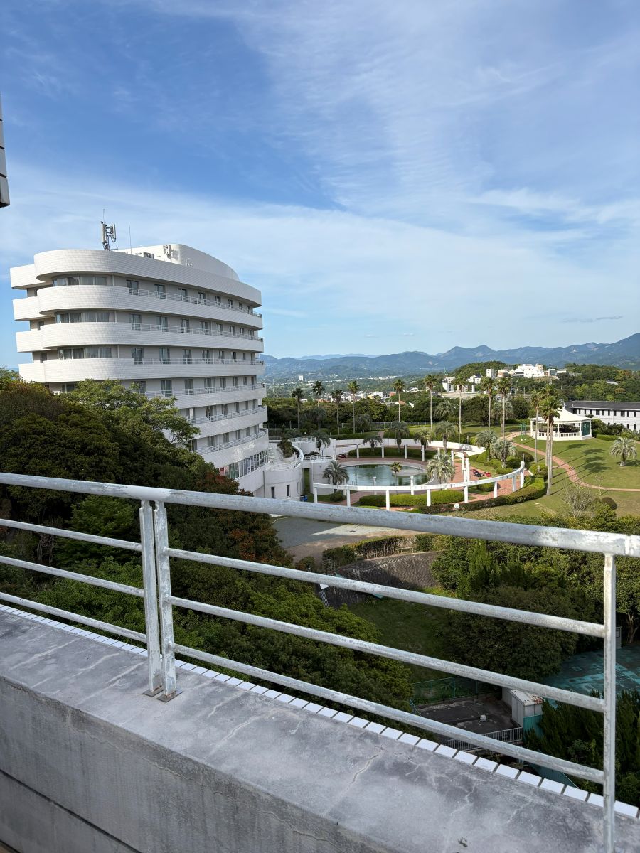 敷地内の庭園と建物。白い曲線の建物と円形の池が見える(筆者撮影)