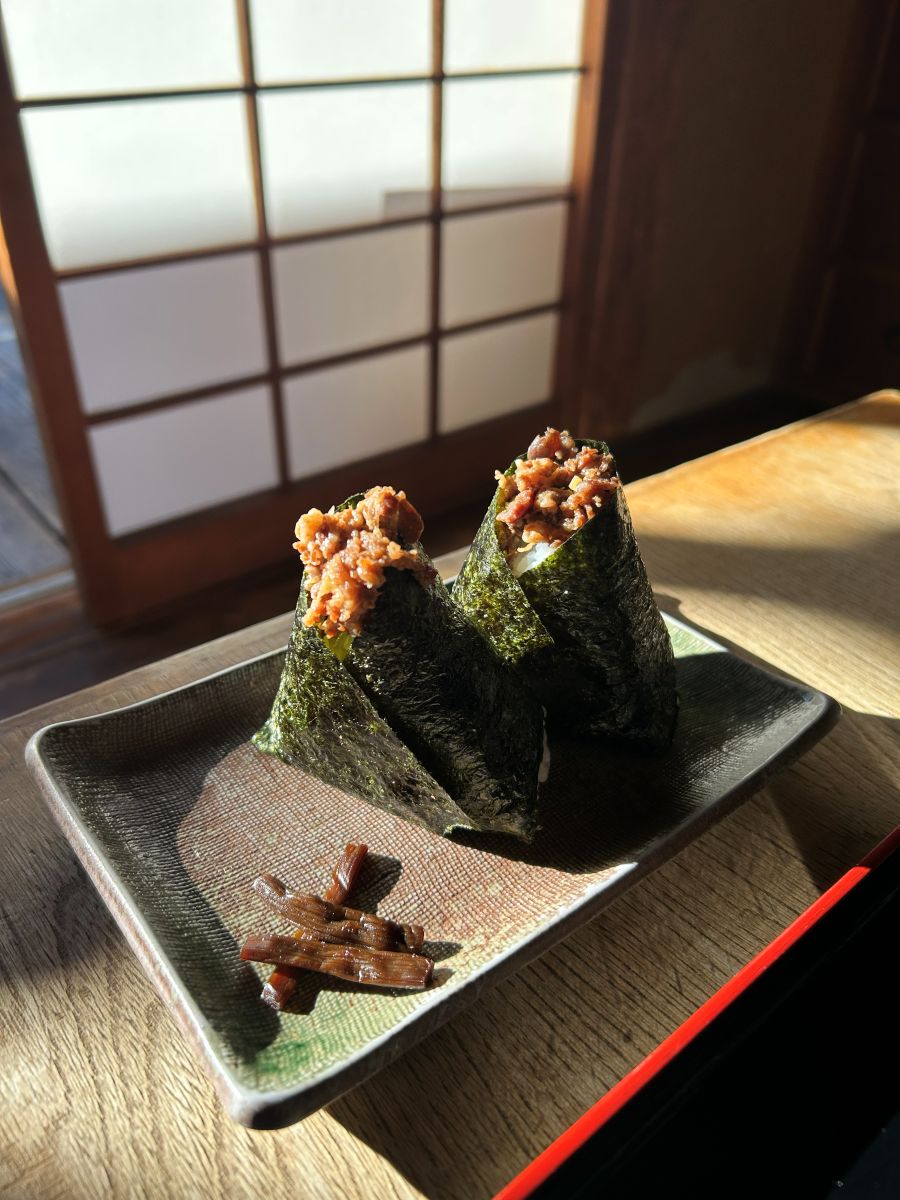 団五郎茶屋の牛しぐれおにぎり2個。海苔の上から甘辛い牛しぐれがのぞく(筆者撮影)