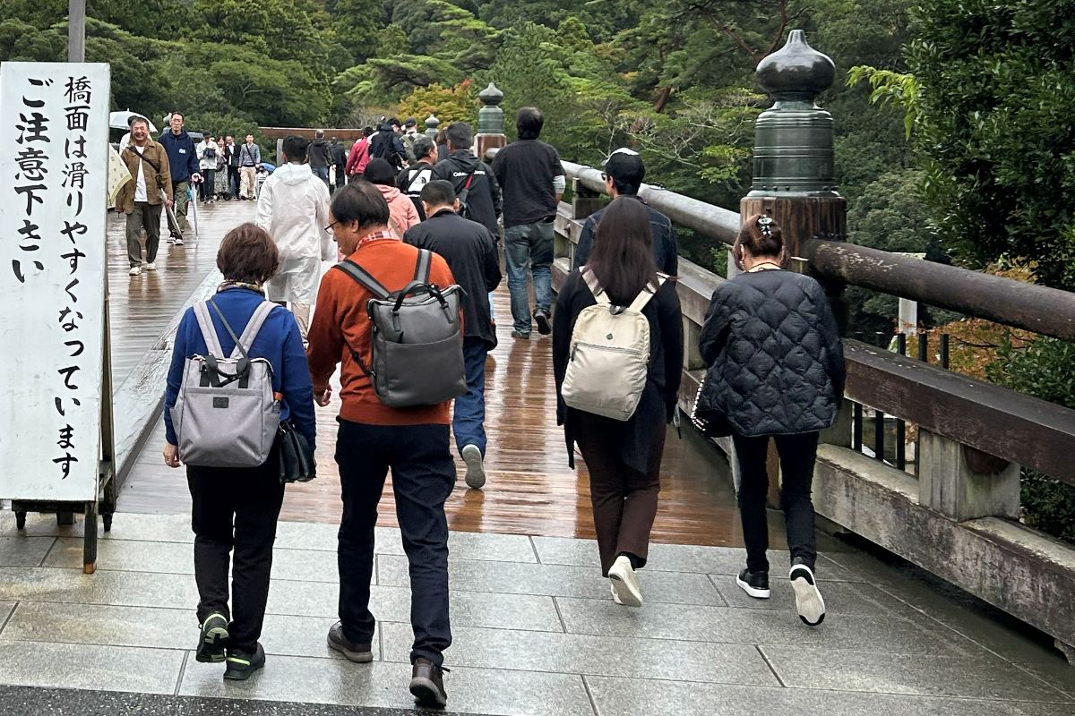 雨の日の宇治橋。「橋面は滑りやすくなっています」の立て札が出ていた(筆者撮影)