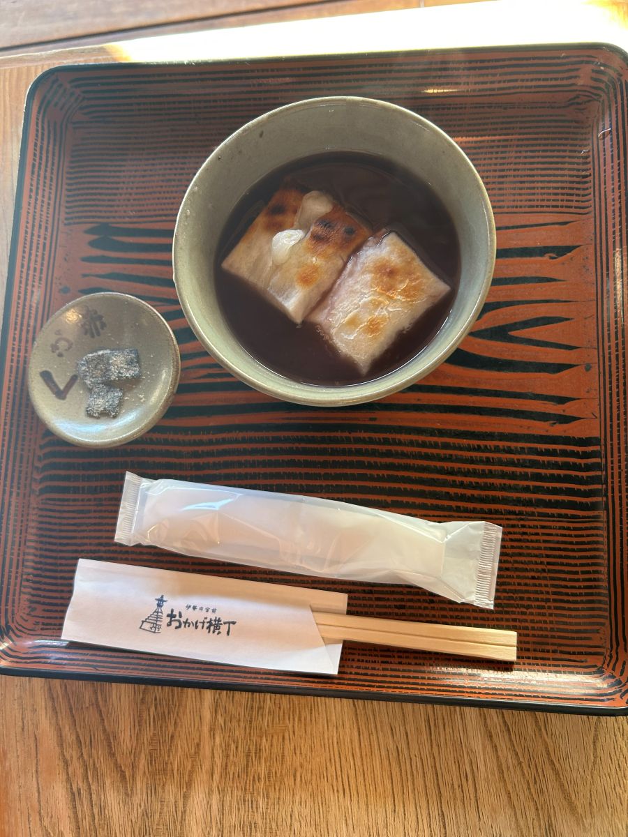 団五郎茶屋でいただいた赤福ぜんざい。香ばしく焼いた餅が2切れ入り、塩昆布の小皿つき(筆者撮影)