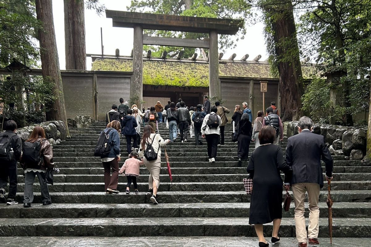 雨上がりの伊勢神宮内宮・正宮へ続く石段と鳥居(筆者撮影)