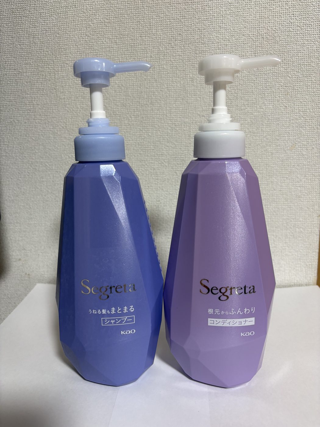 梅雨の時期に使っているセグレタのシャンプー(うねる髪もまとまる)とコンディショナー(根元からふんわり)(筆者撮影)