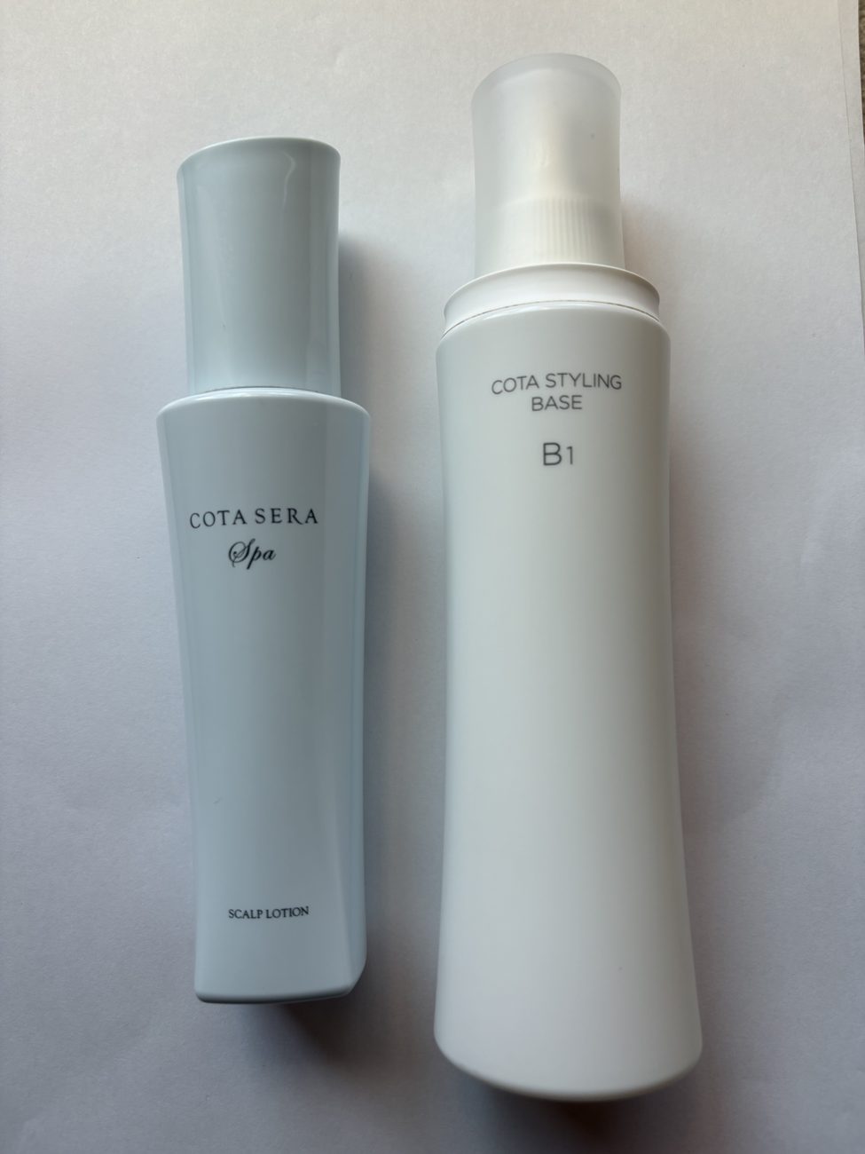 美容室ですすめられて1年ほど使っているコタの2本。左が育毛剤スパ スキャルプローション、右が洗い流さないトリートメントB1(筆者撮影)