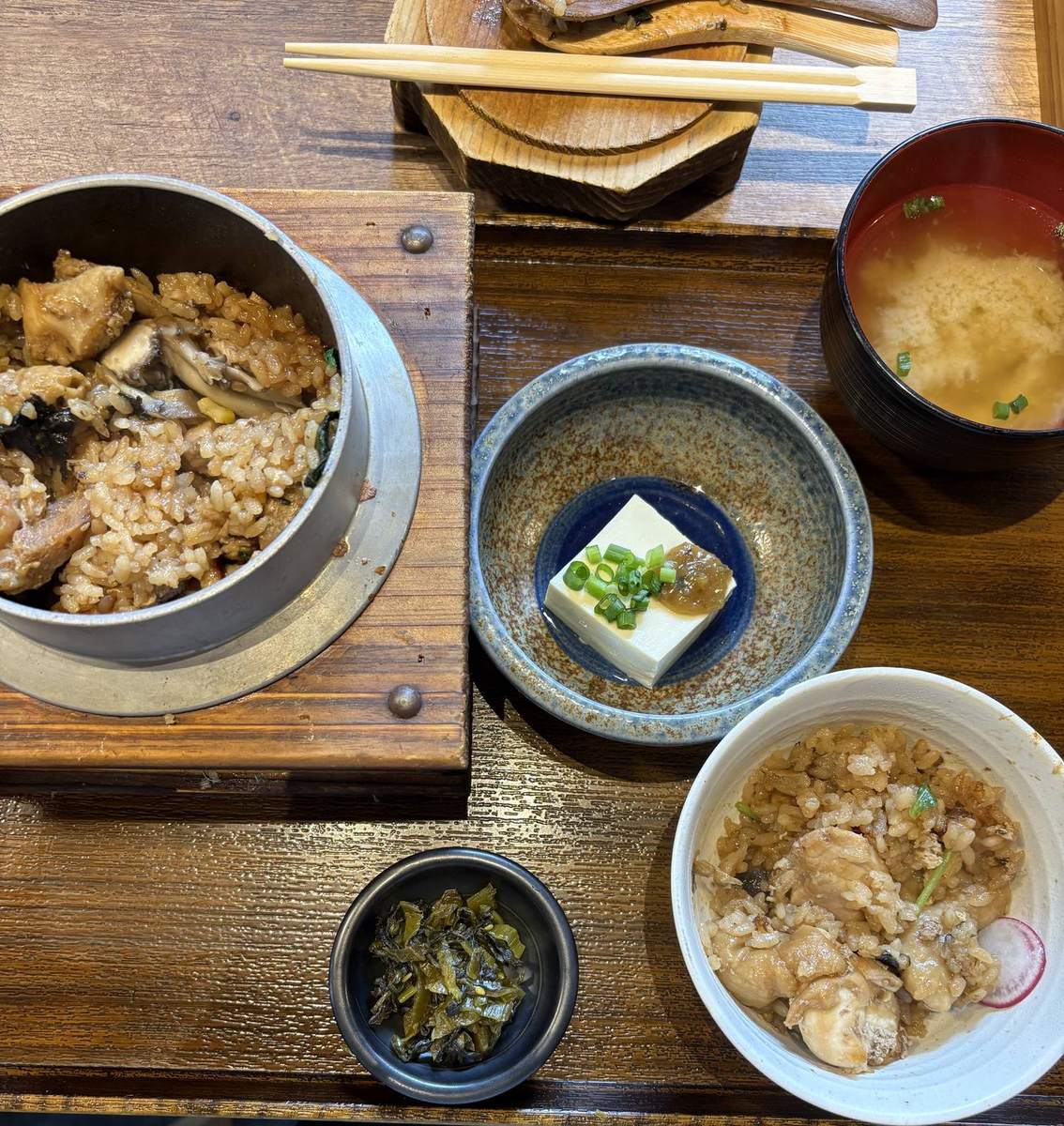 釜めし まんてんの釜めし定食。釜めしに冷奴・味噌汁・漬物が付いている(筆者撮影)