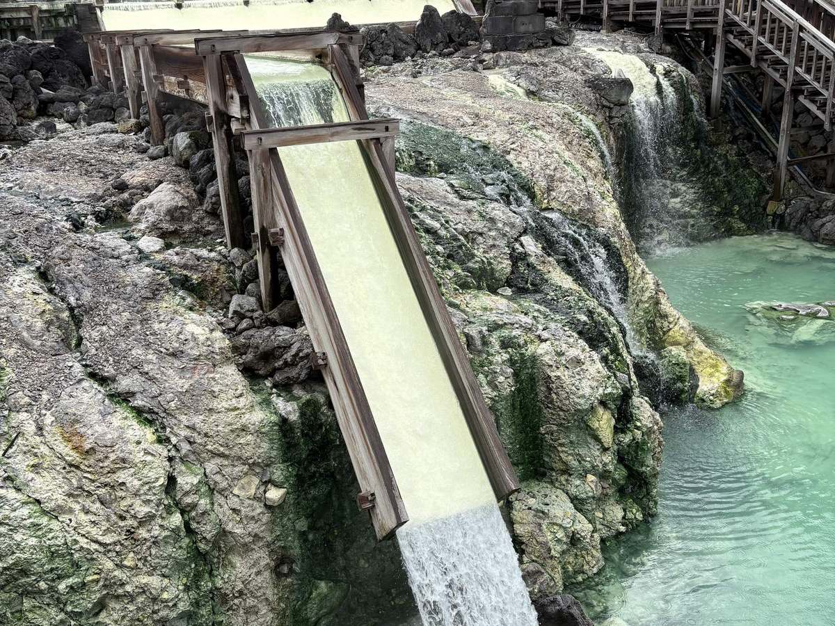 草津温泉の湯畑。木の樋を流れた温泉が湯滝となって落ちている(筆者撮影)