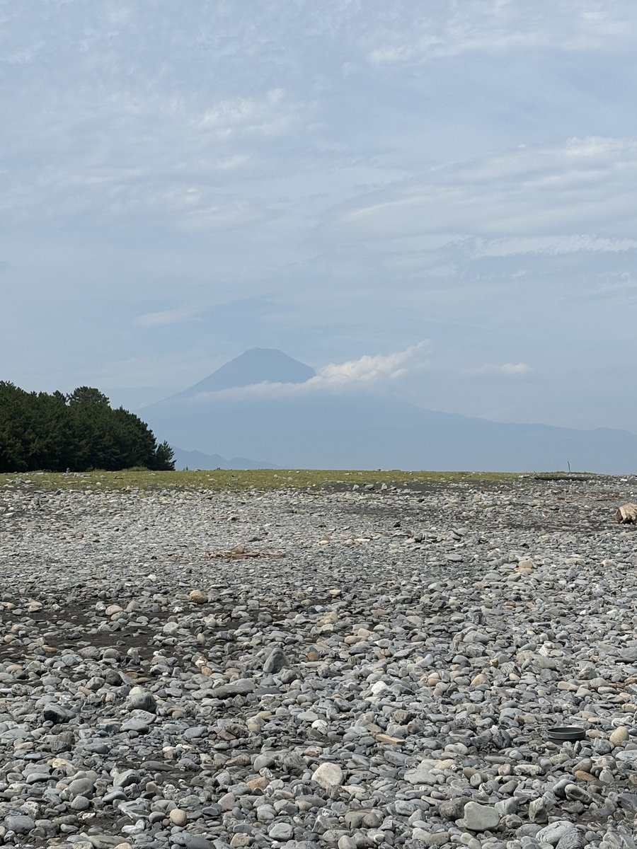 雲と霞の向こうに輪郭だけ見える富士山(筆者撮影)