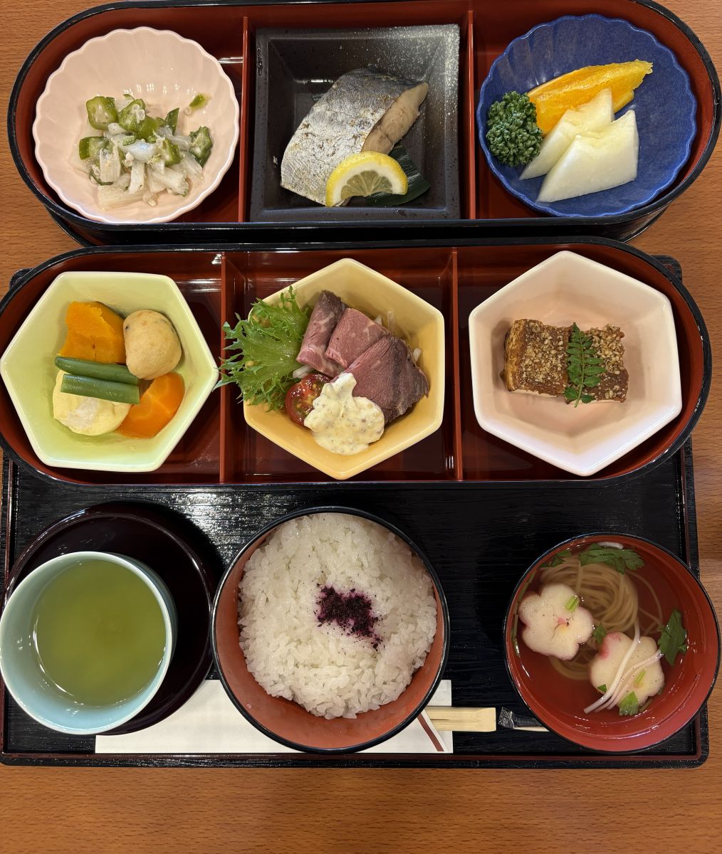 人間ドックの検査後に出された昼食の御膳。焼き魚・ローストビーフ・煮物・ごはん・お吸い物などが並ぶ(筆者撮影)